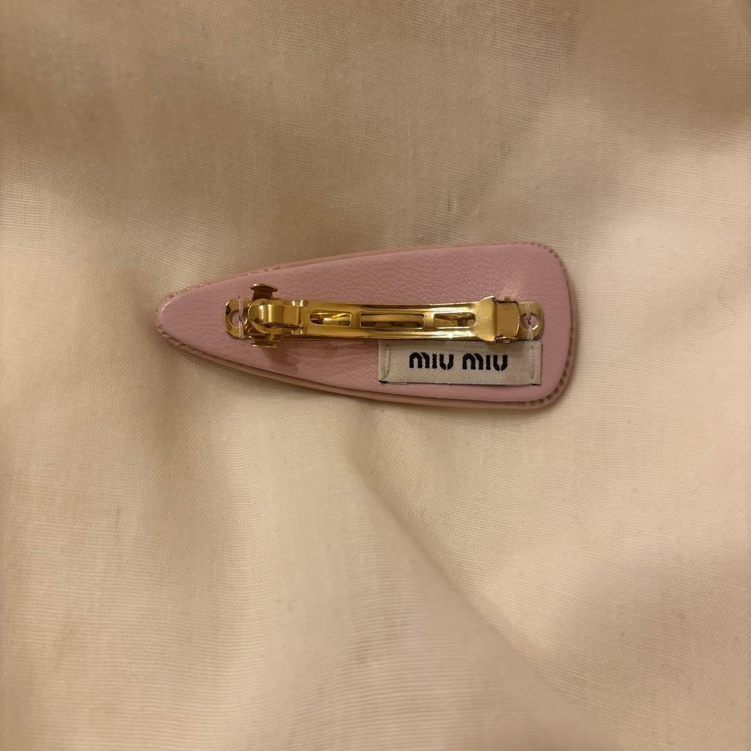 MIU MIU パテントレザー ヘアクリップ ピンクベージュ