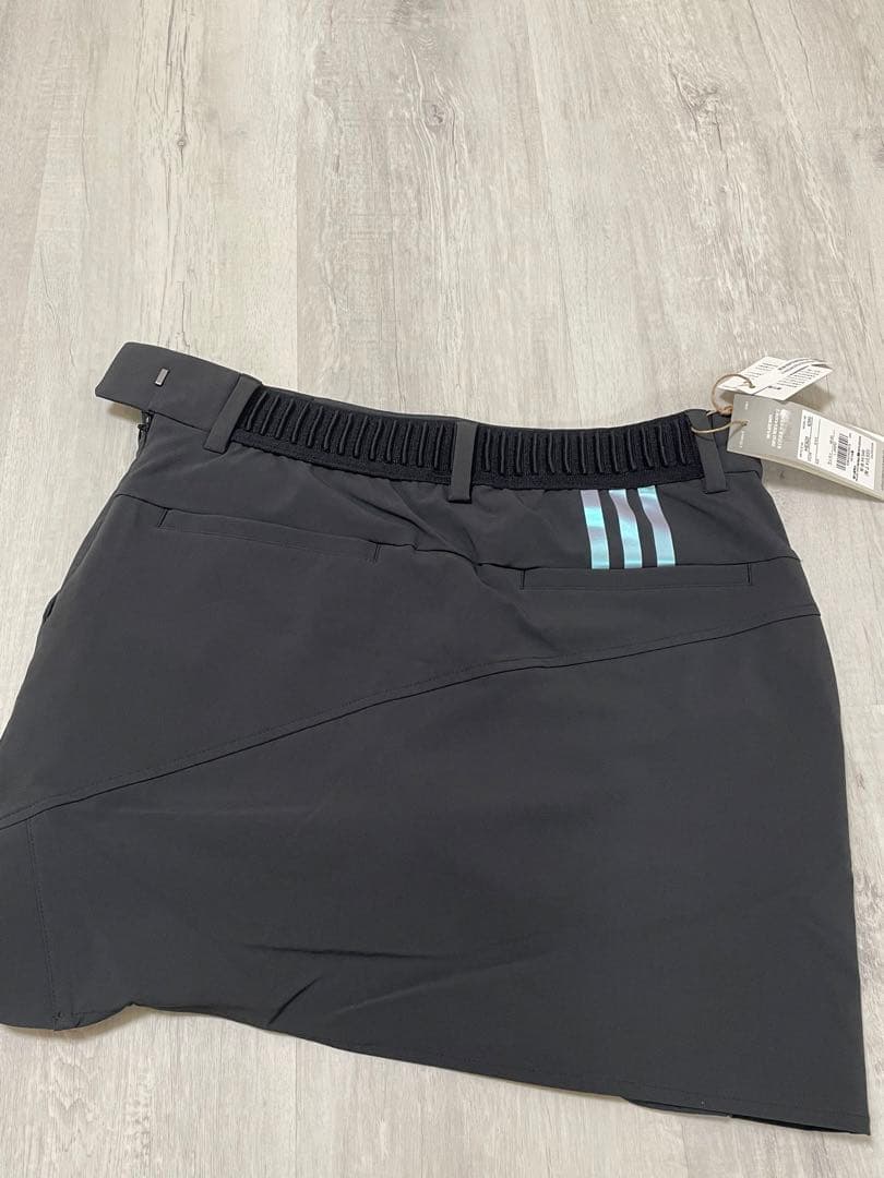 新品　Lサイズ　黒　アディダスゴルフ スリーストライプス サイドスリットスカート
