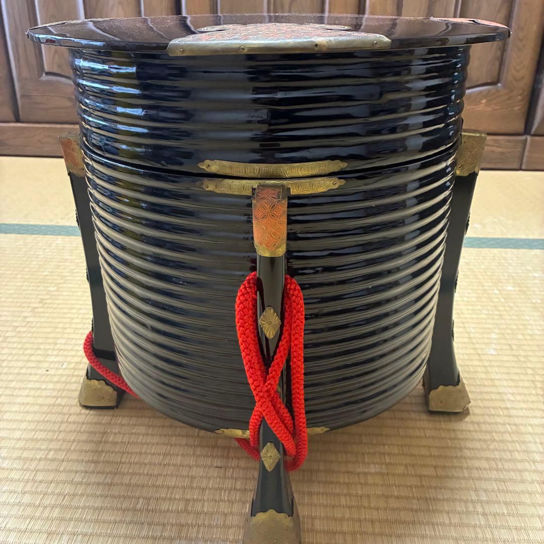 漆器　行器　外居　円筒型　4本脚　蓋付き　年代物アンティーク品　餅まき用　木箱付