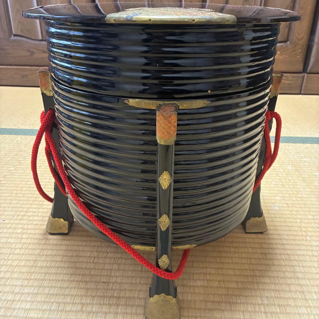 漆器　行器　外居　円筒型　4本脚　蓋付き　年代物アンティーク品　餅まき用　木箱付
