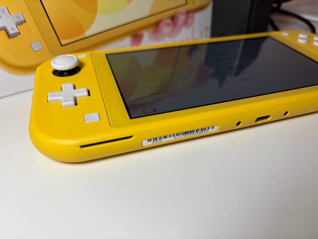 【美品】任天堂 スイッチライトNintendo Switch Lite