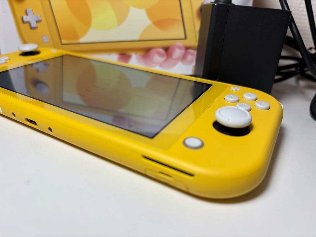 【美品】任天堂 スイッチライトNintendo Switch Lite