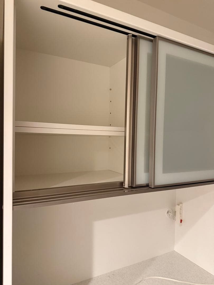 ホワイト木製食器棚 スライド扉付き