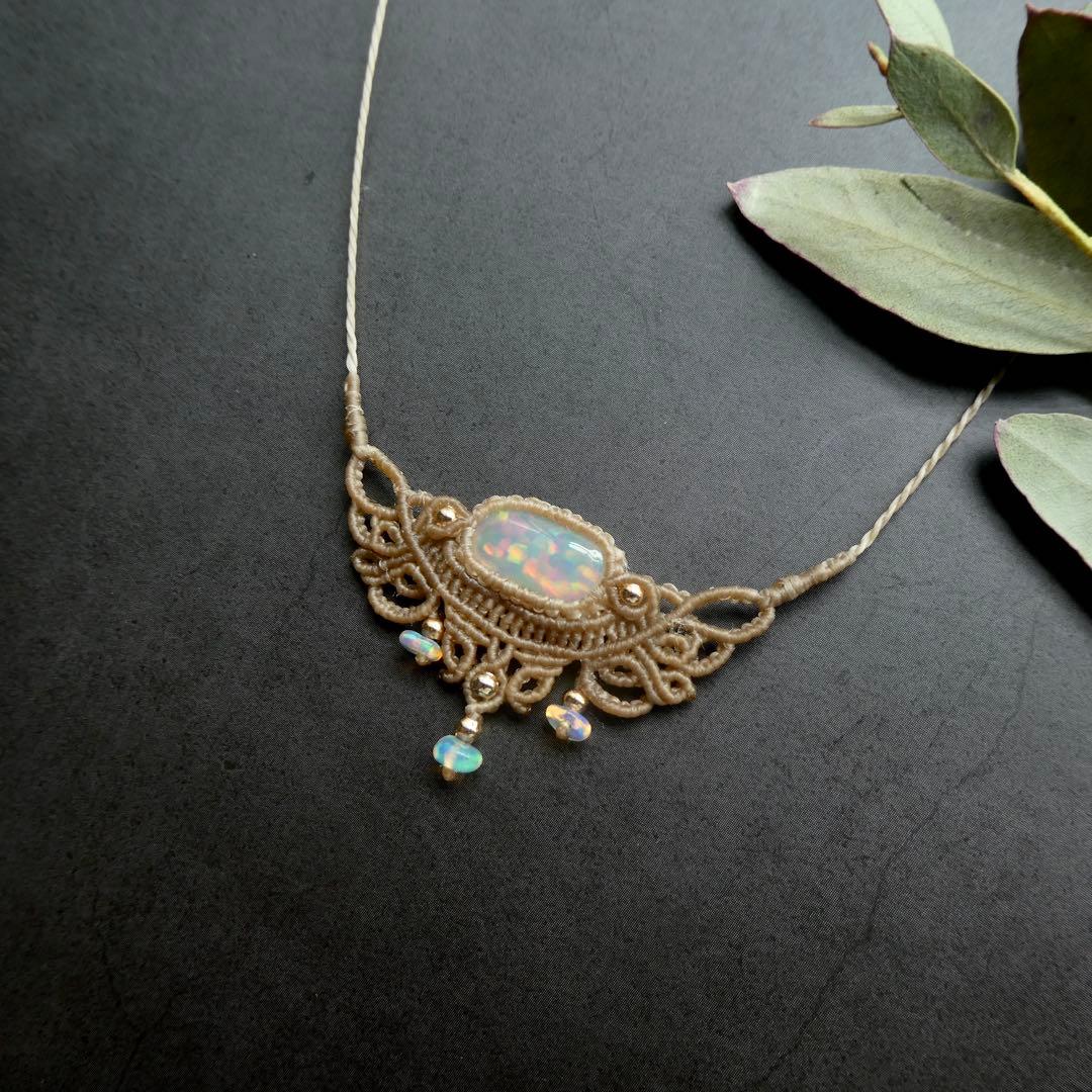 オパールのマクラメネックレス