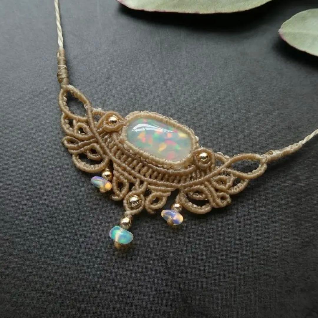オパールのマクラメネックレス