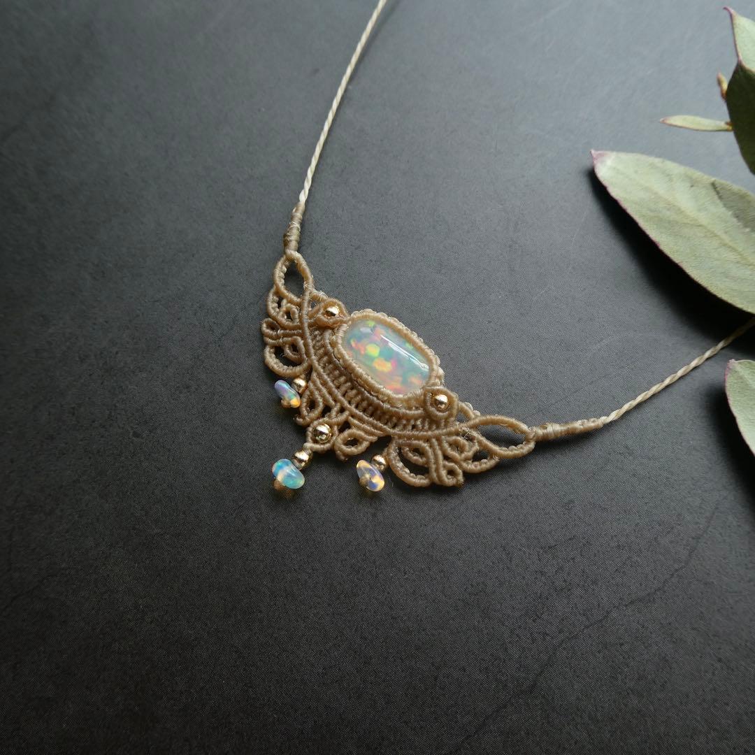 オパールのマクラメネックレス