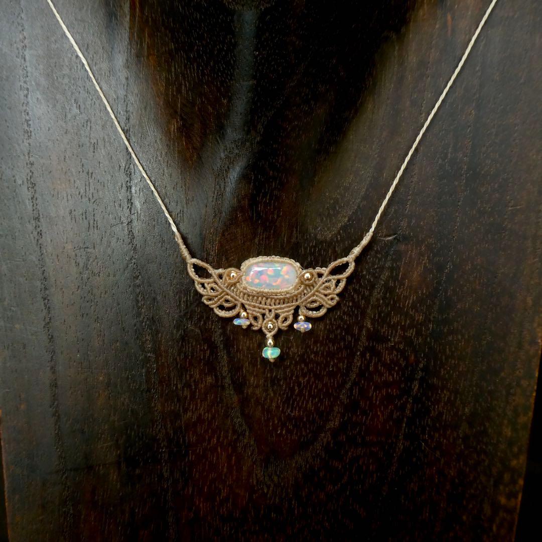 オパールのマクラメネックレス