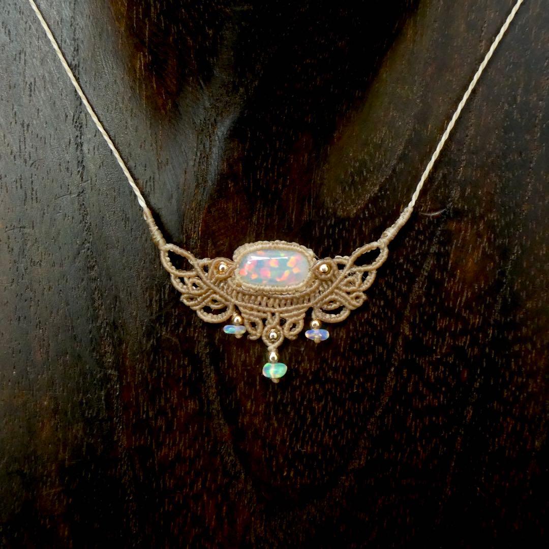 オパールのマクラメネックレス