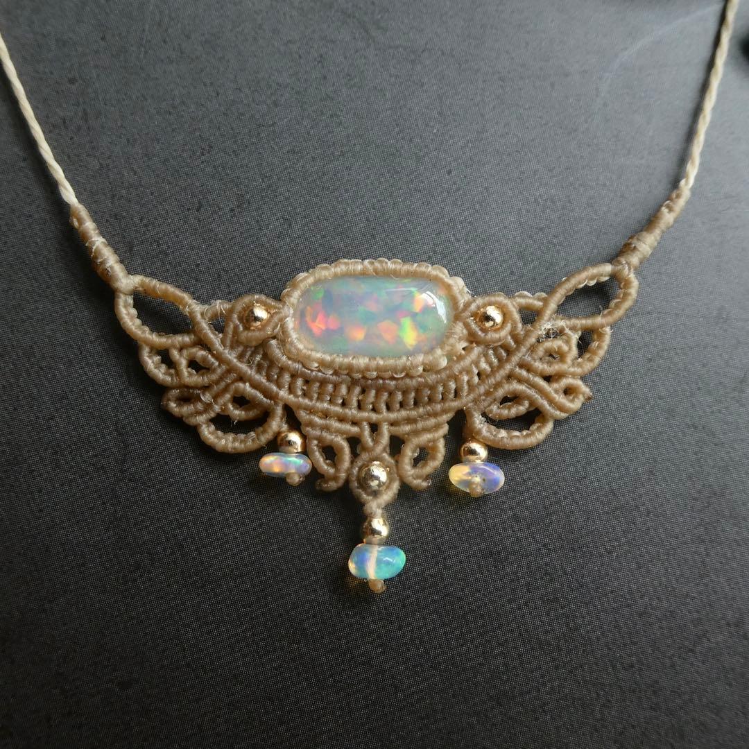 オパールのマクラメネックレス