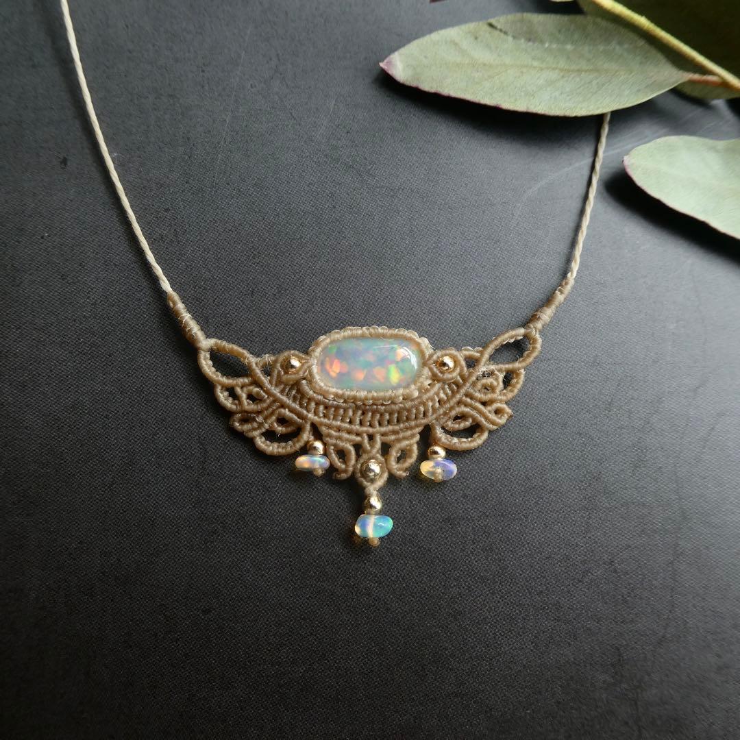 オパールのマクラメネックレス