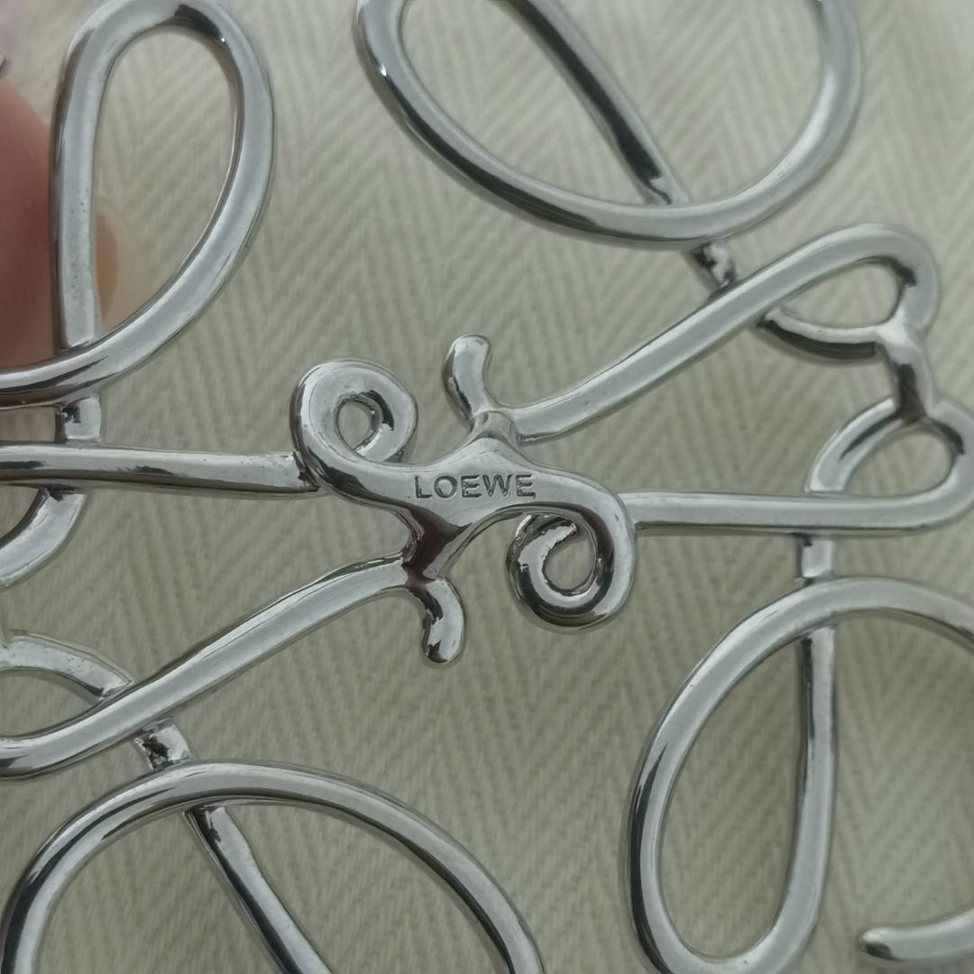 シルバー ロエベ アナグラムメタルブローチ