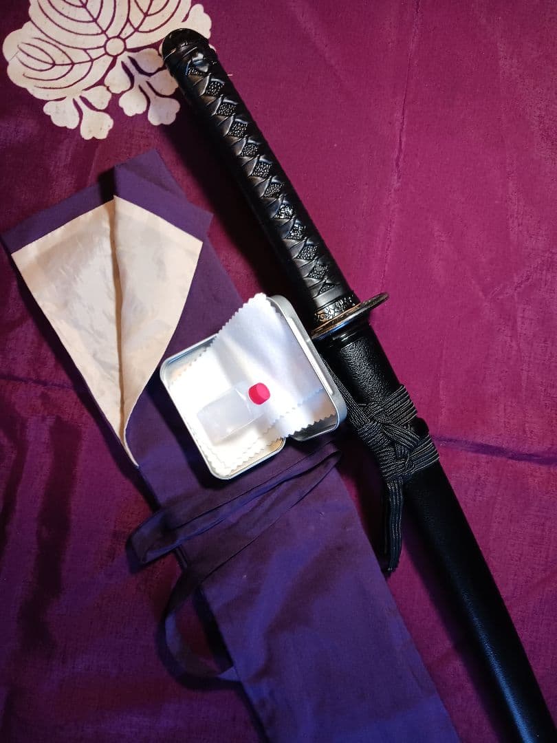 居合刀脇差し、肥後拵え　本木、 黒サメ、柄巻き.黒合皮革、 箱互の目直刃二重刃文