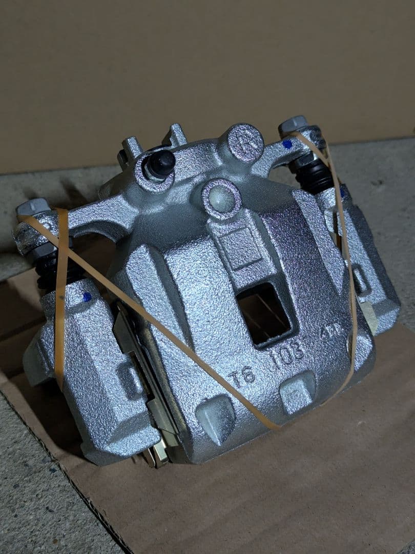 【新品】スズキ純正 ZC33S用 ブレーキキャリパー(フロント)