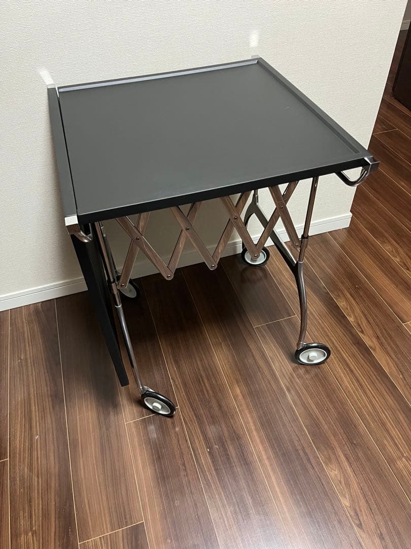 C arteli バティスタ　キャスタ付テーブル