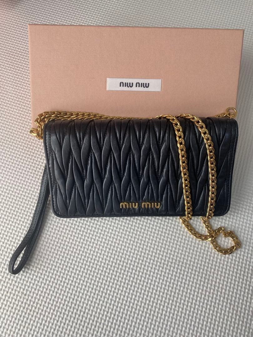 miumiu チェーンウォレット