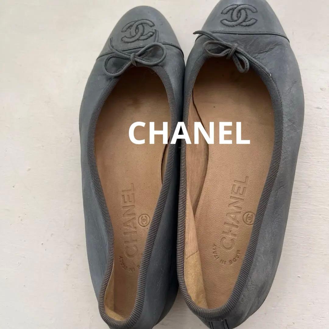 CHANEL グレー フラットシューズ