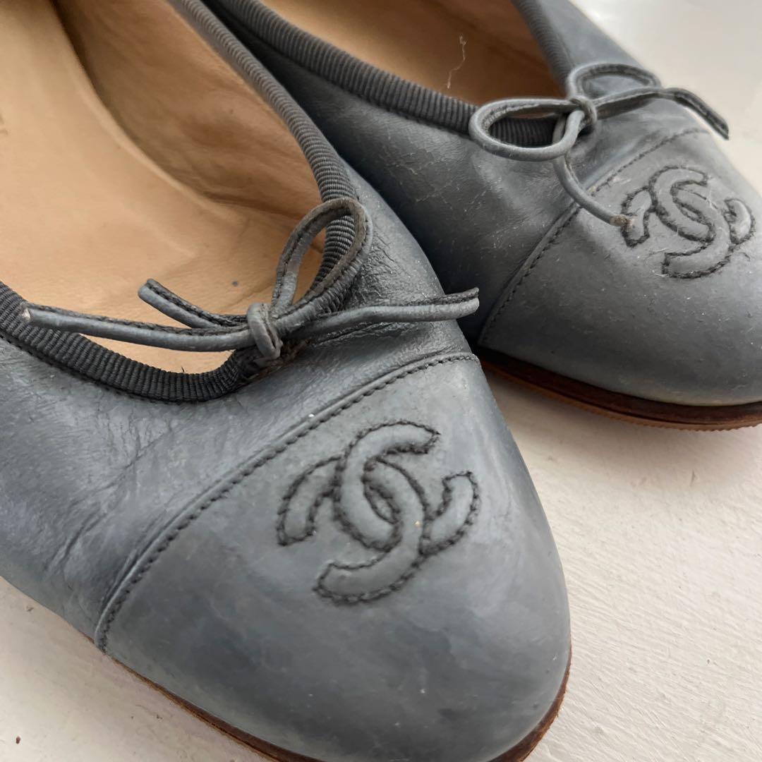 CHANEL グレー フラットシューズ
