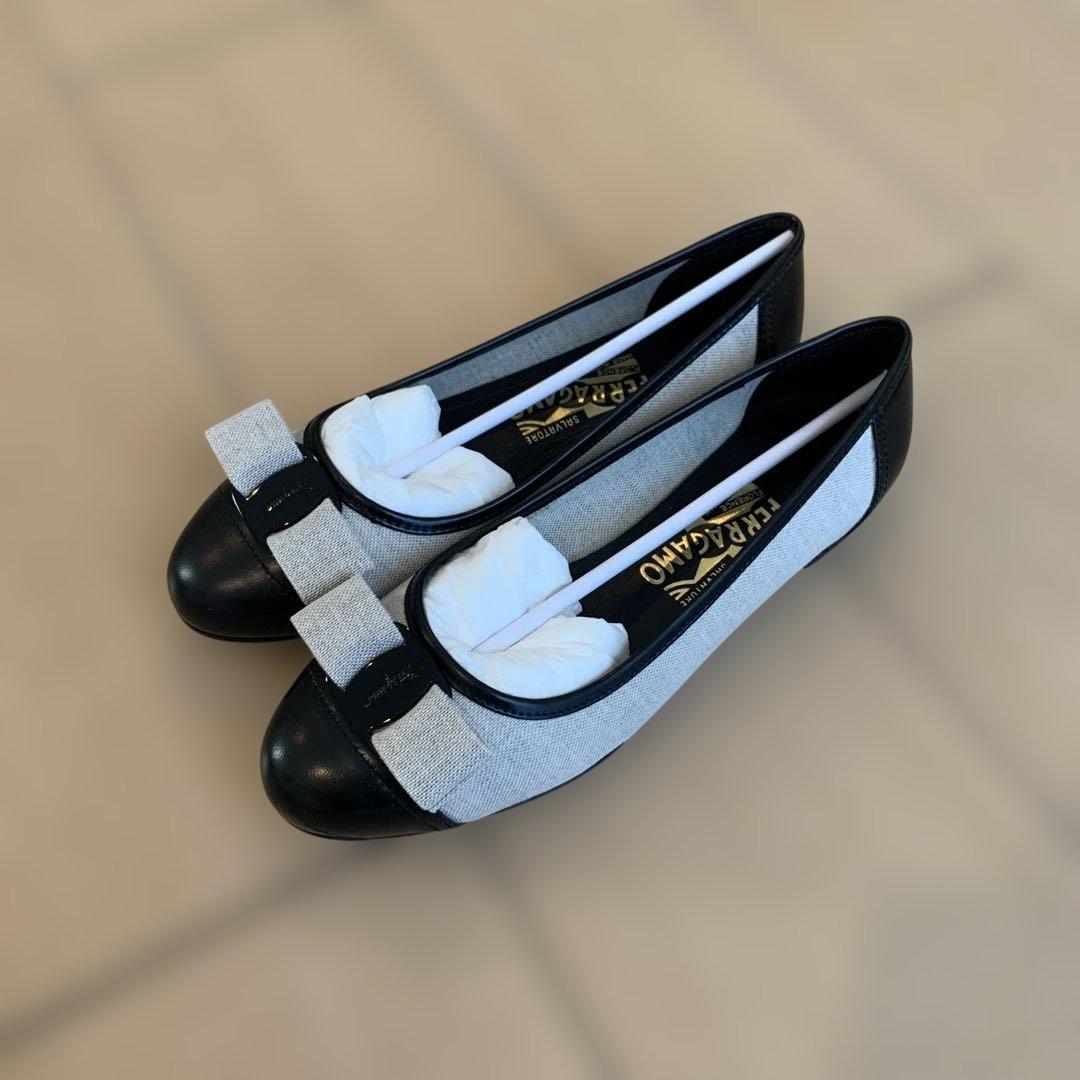 Ferragamo ベージュと黒 バレエフラットシューズ