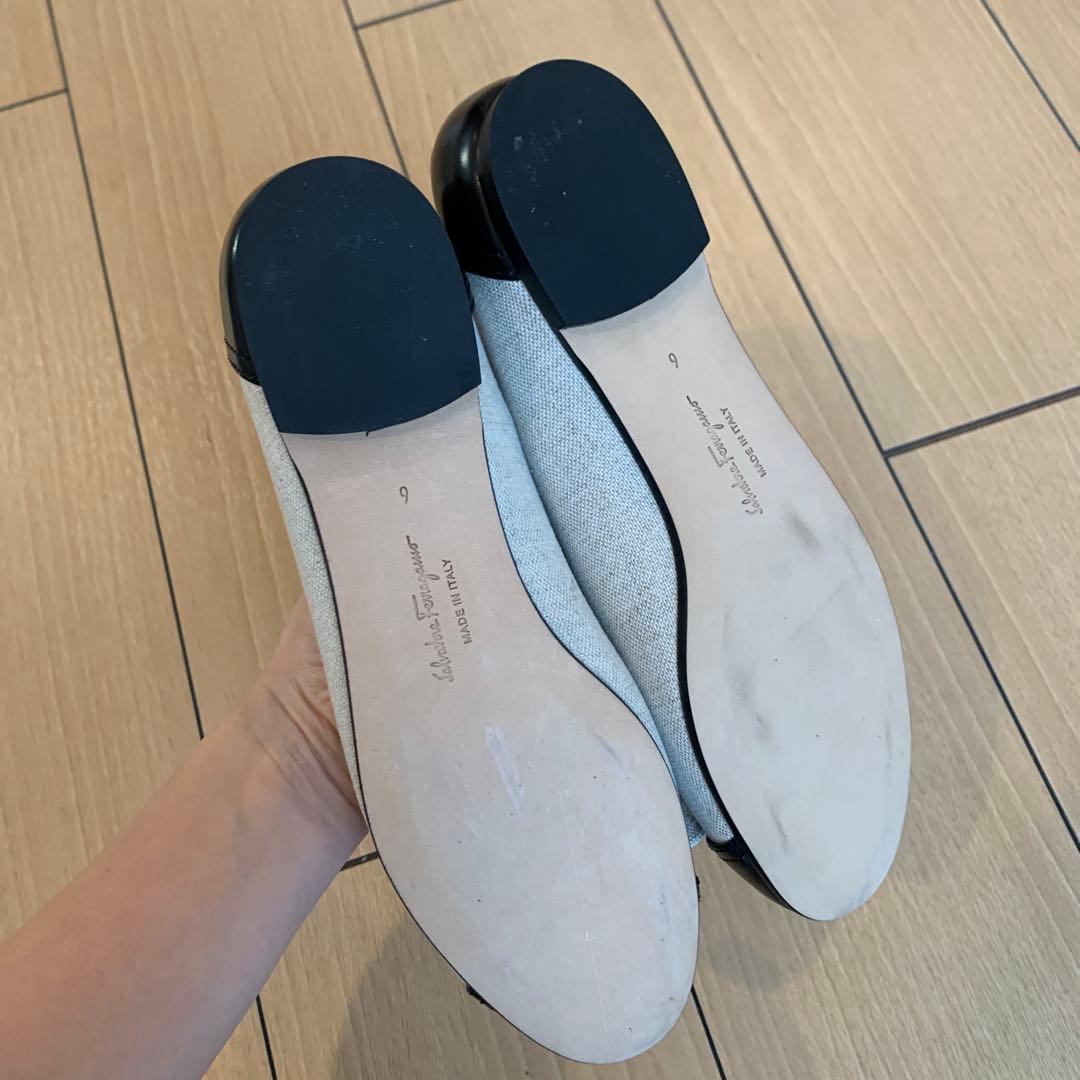 Ferragamo ベージュと黒 バレエフラットシューズ