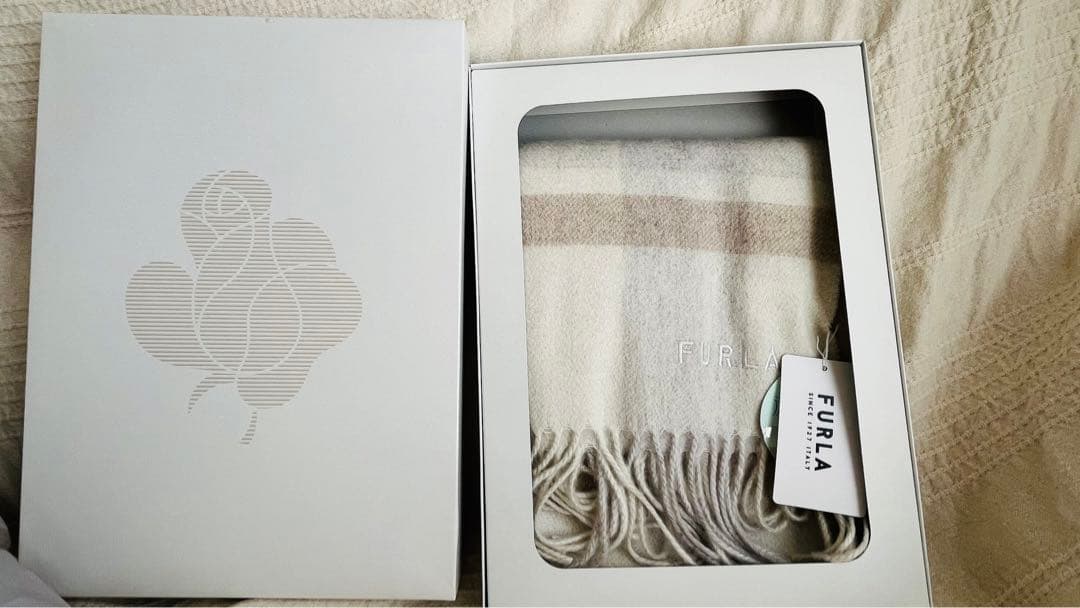 FURLA ベージュ系ストライプマフラー