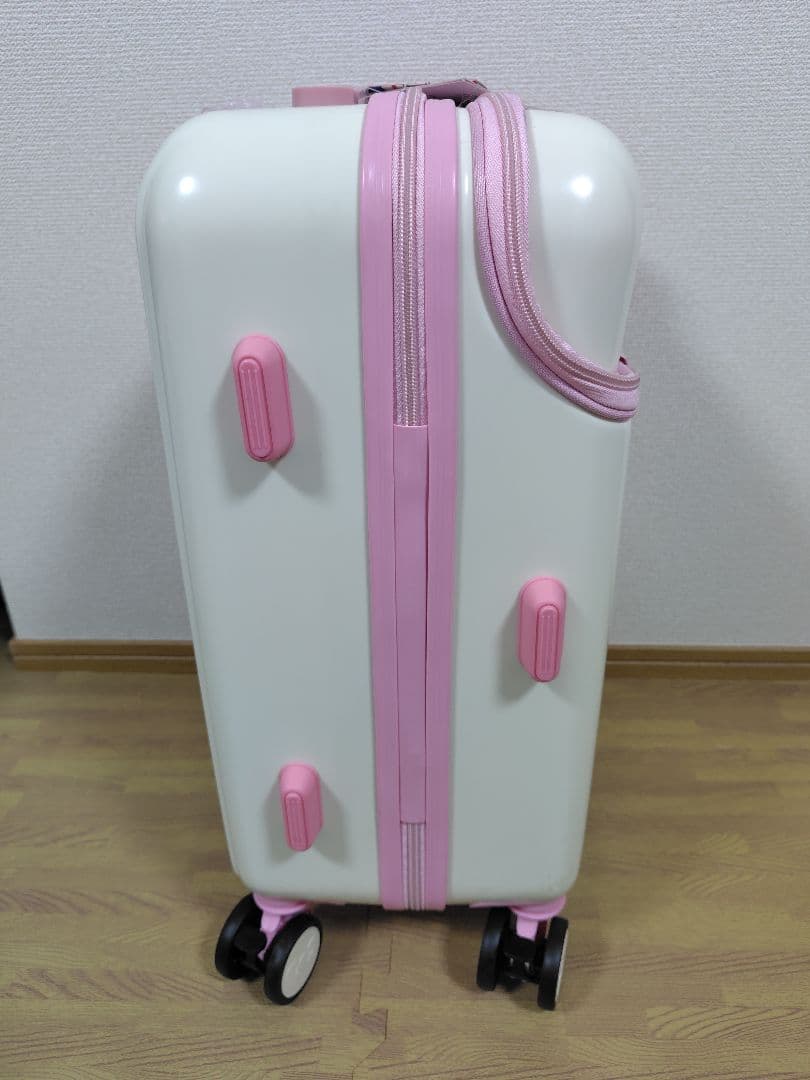 ハローキティ　フロントポケット付きスーツケース