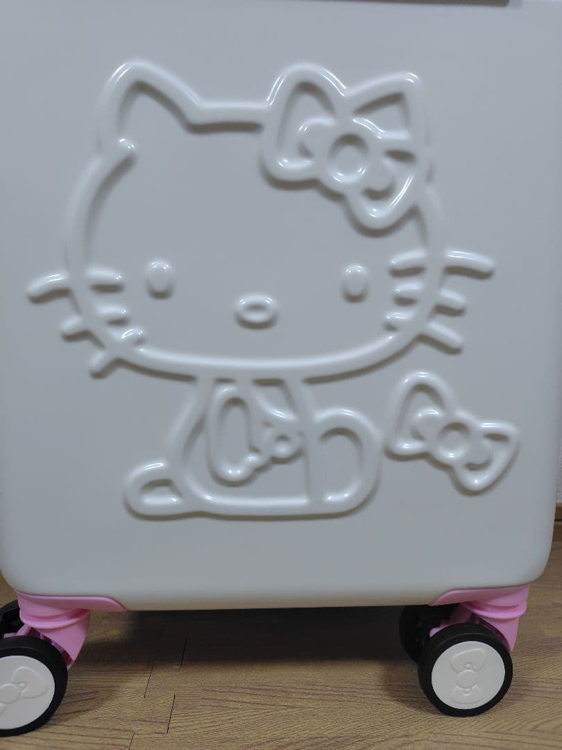 ハローキティ　フロントポケット付きスーツケース