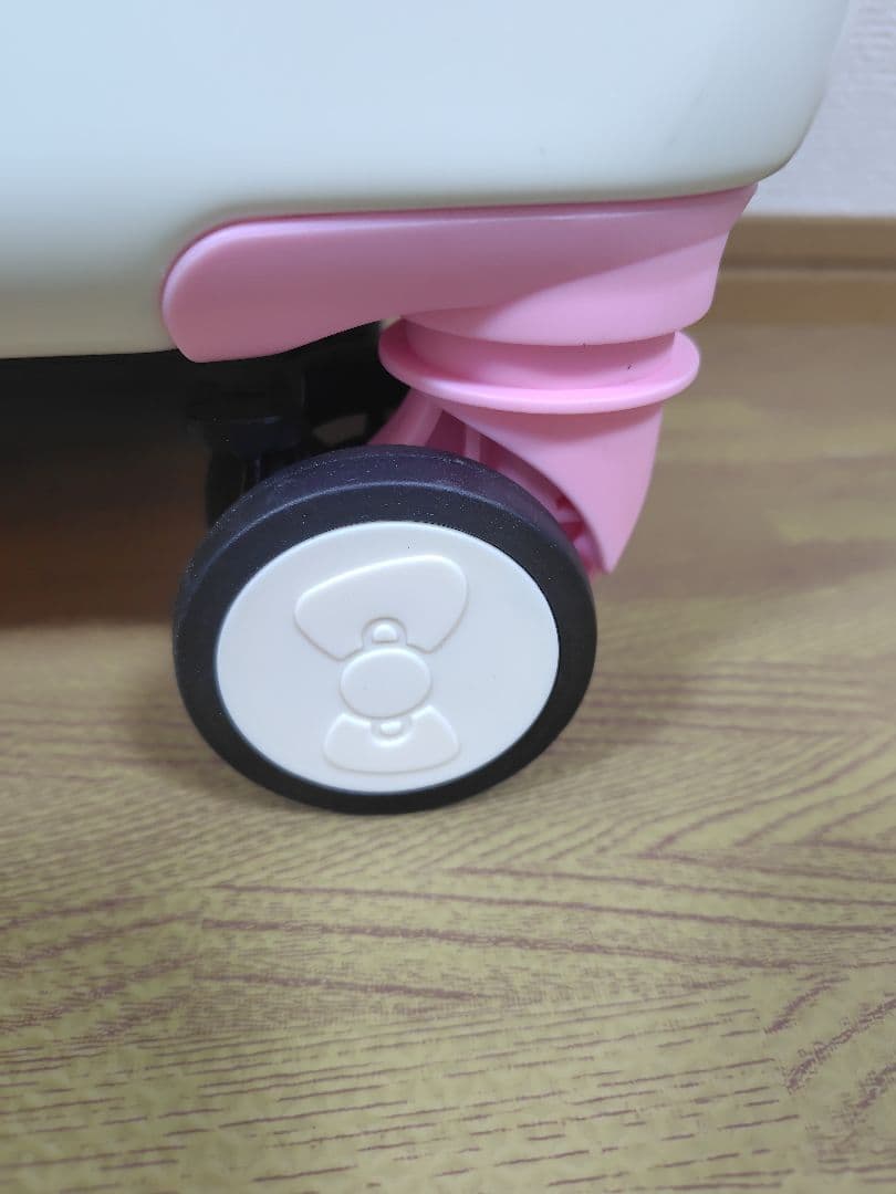 ハローキティ　フロントポケット付きスーツケース