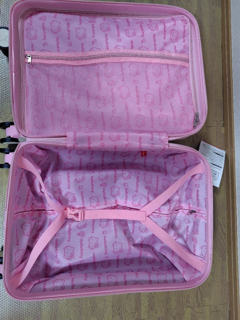 ハローキティ　フロントポケット付きスーツケース