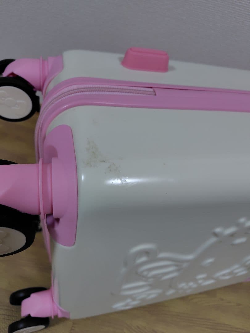 ハローキティ　フロントポケット付きスーツケース