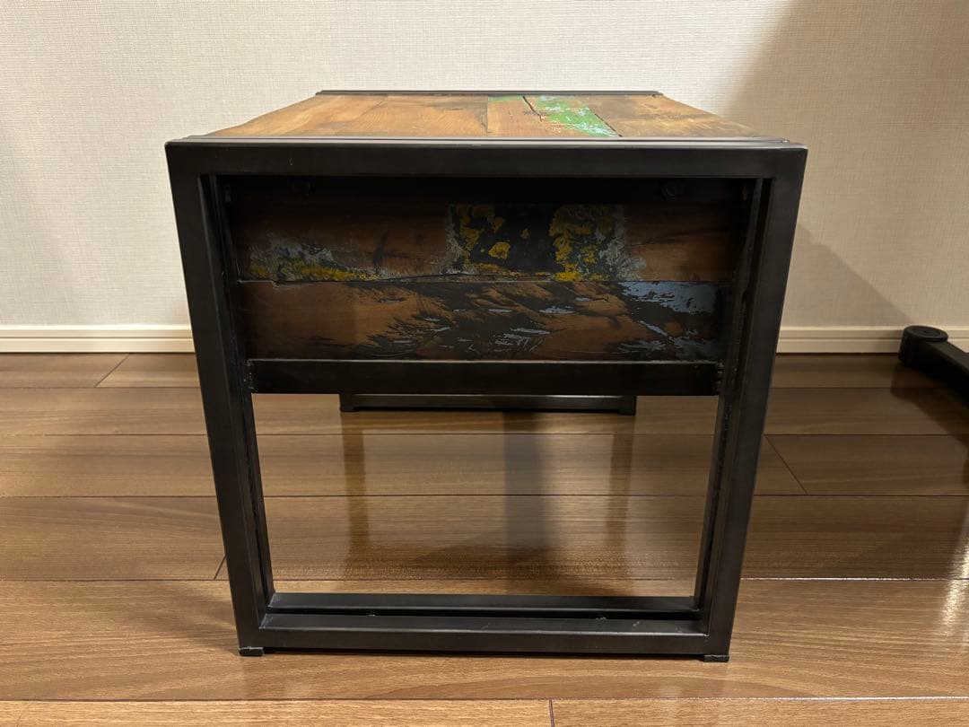 木製のカラーアクセントサイドテーブル