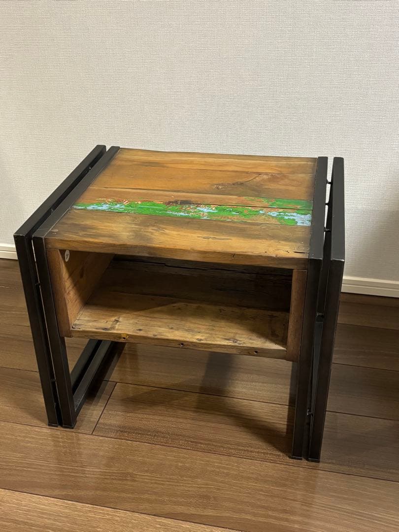 木製のカラーアクセントサイドテーブル