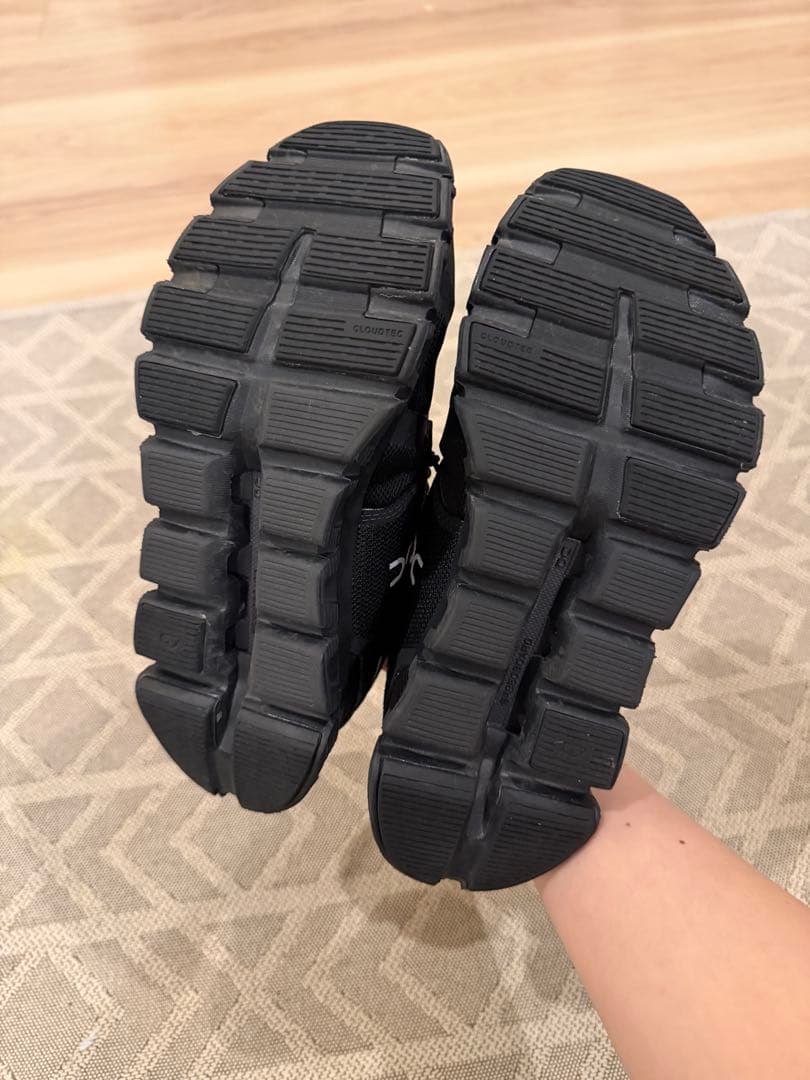 On running Cloud 6ブラック　23cm W6