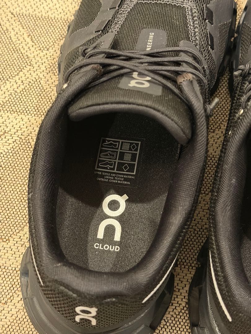 On running Cloud 6ブラック　23cm W6