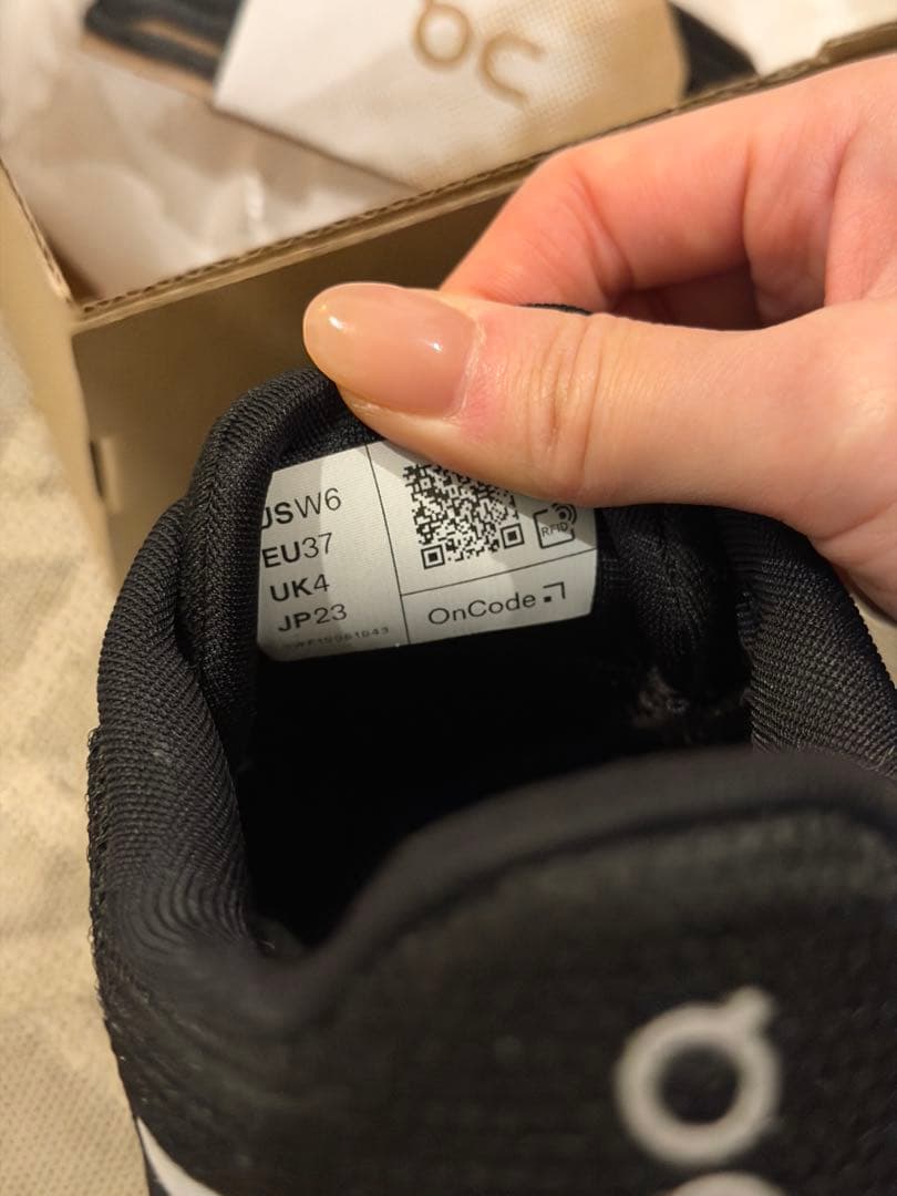 On running Cloud 6ブラック　23cm W6