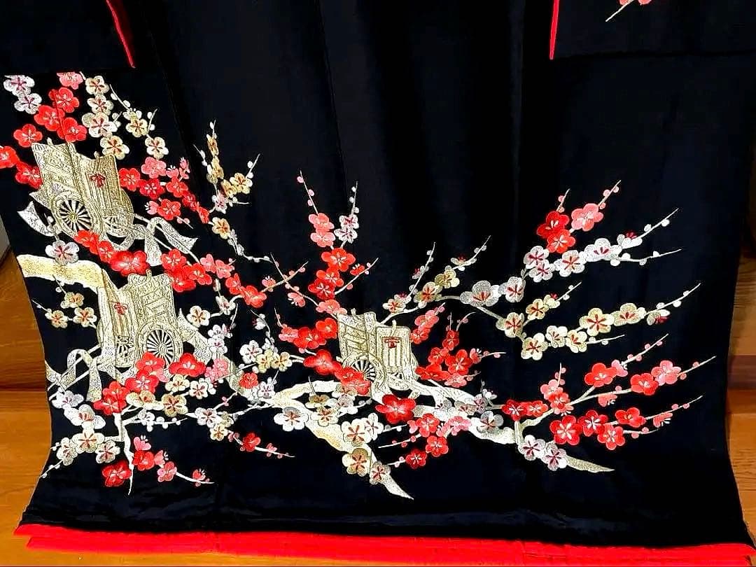 引き振袖　絢爛豪華な総手刺繍のお引きずり　遠目のゲストも釘づけ　花嫁衣装