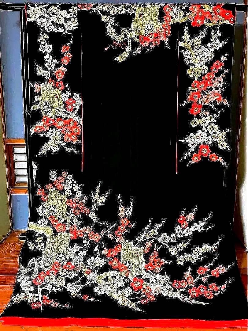 引き振袖　絢爛豪華な総手刺繍のお引きずり　遠目のゲストも釘づけ　花嫁衣装