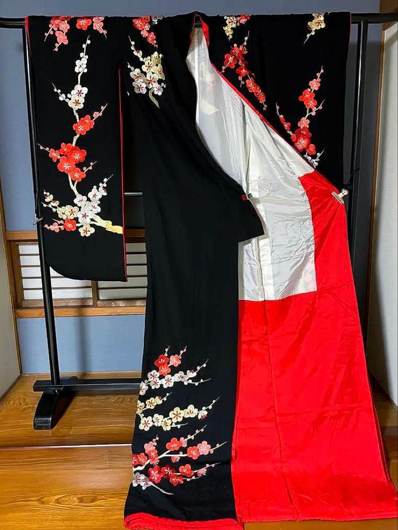 引き振袖　絢爛豪華な総手刺繍のお引きずり　遠目のゲストも釘づけ　花嫁衣装