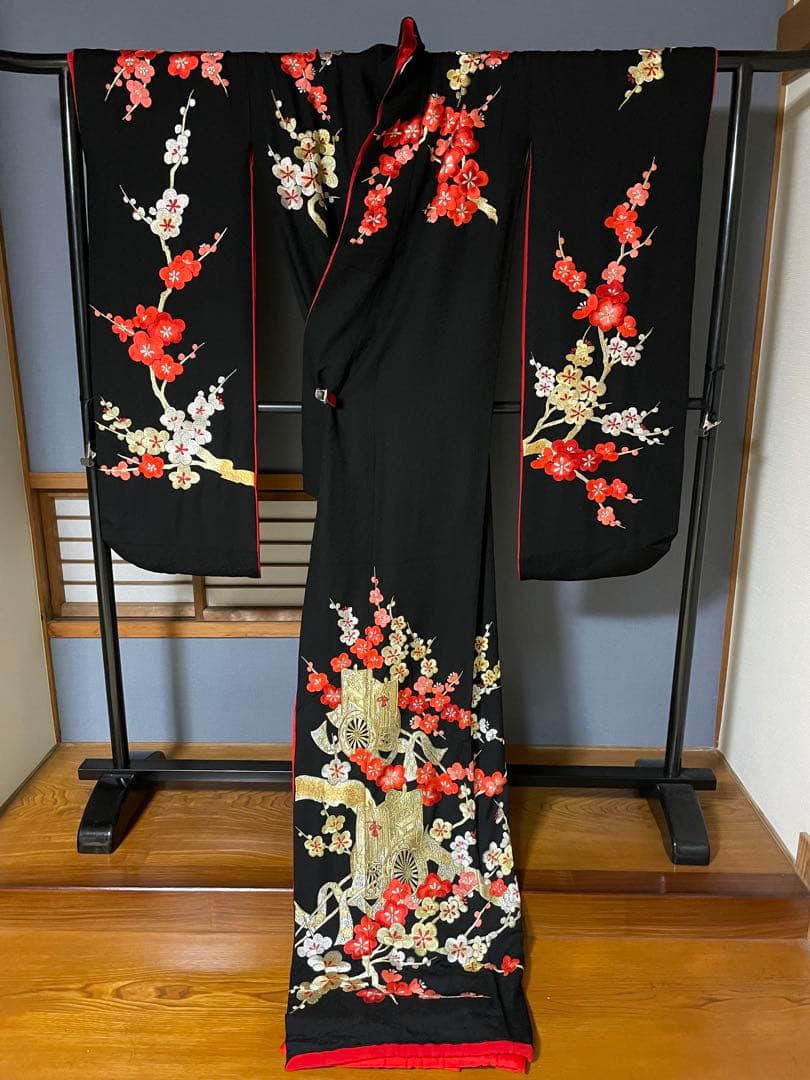 引き振袖　絢爛豪華な総手刺繍のお引きずり　遠目のゲストも釘づけ　花嫁衣装