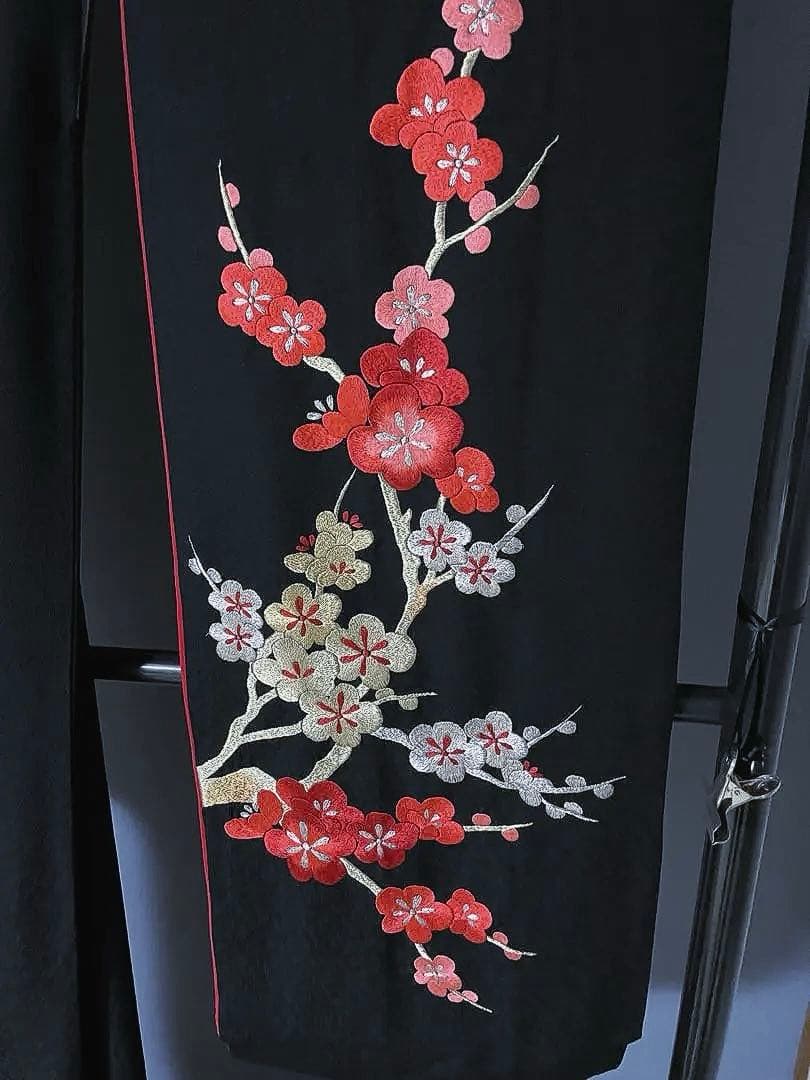 引き振袖　絢爛豪華な総手刺繍のお引きずり　遠目のゲストも釘づけ　花嫁衣装