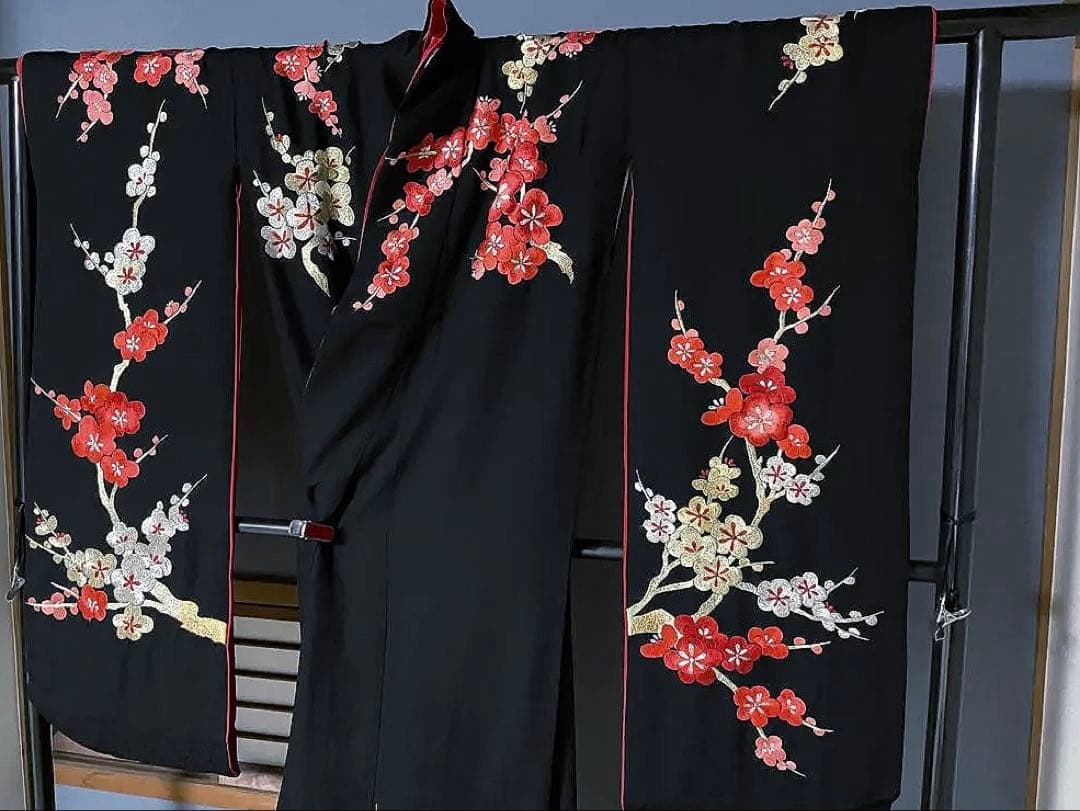 引き振袖　絢爛豪華な総手刺繍のお引きずり　遠目のゲストも釘づけ　花嫁衣装