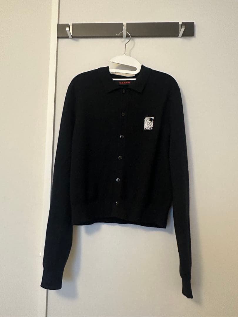 CABaN コットンカシミヤ パールロゴポロカーディガン