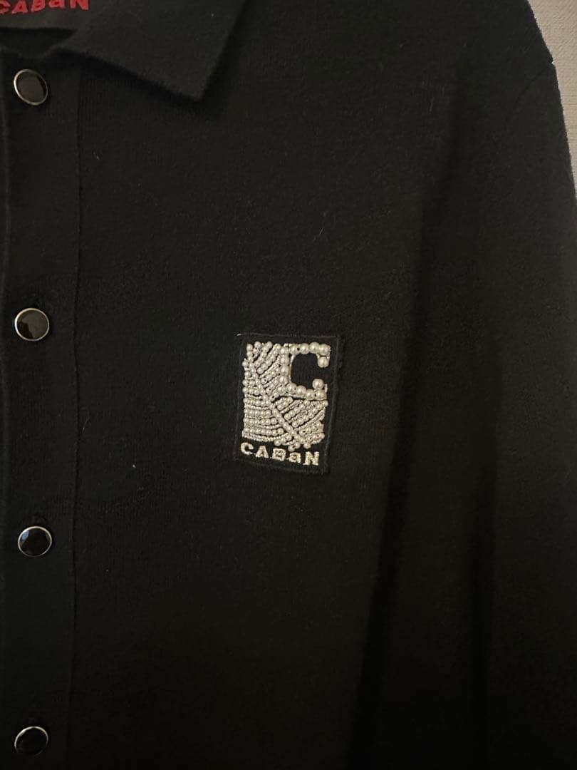 CABaN コットンカシミヤ パールロゴポロカーディガン