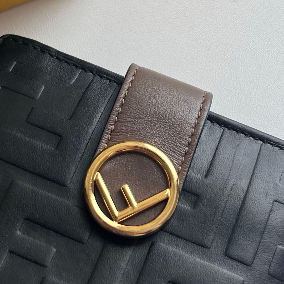 02 極上美品 FENDI フェンディ ズッカ 2つ折り財布