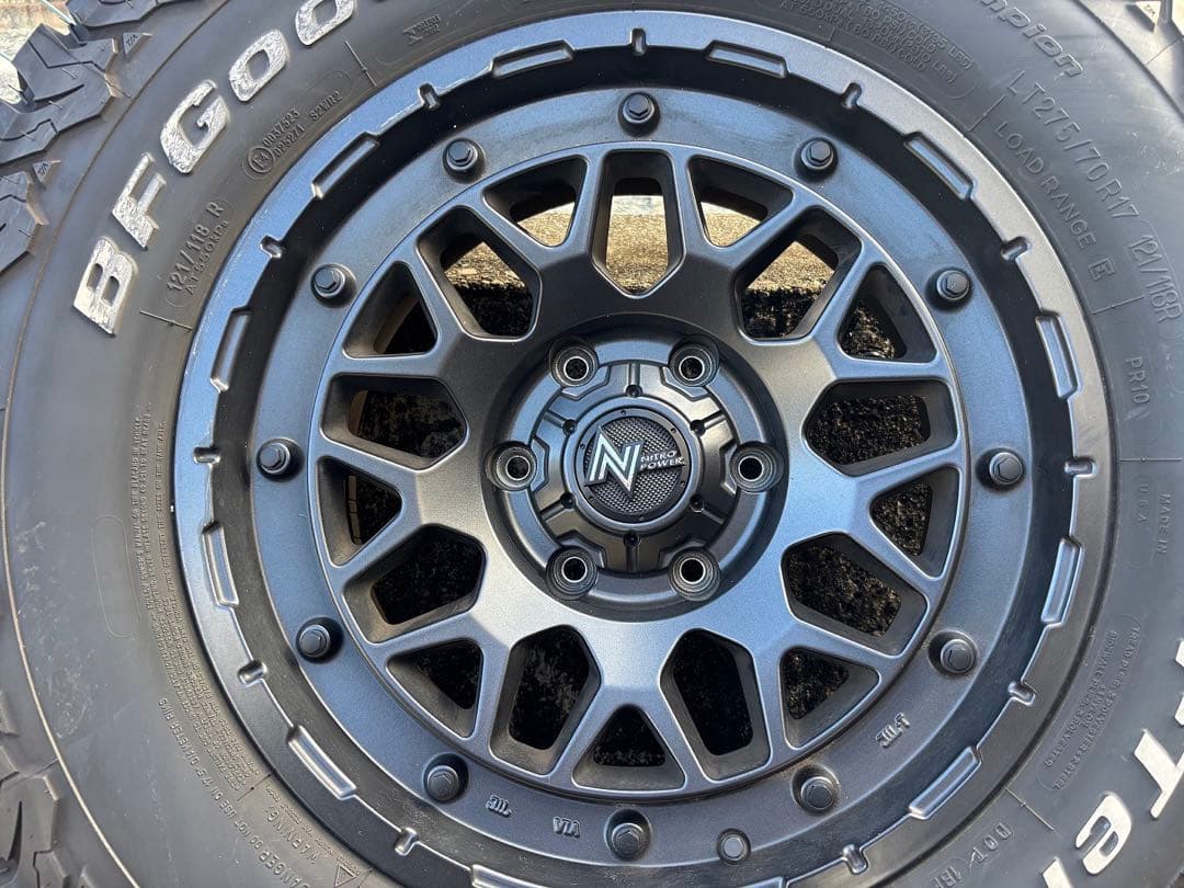 ニトロパワー　アルミホイール マットブラック　17インチ　タイヤ付　6穴留