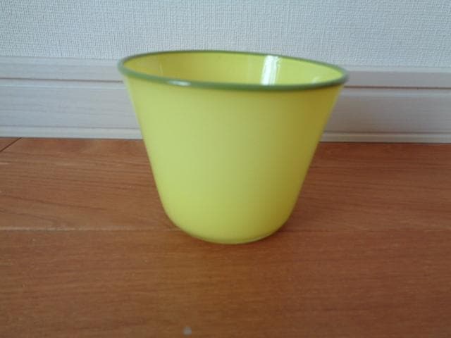 黒川登紀子さん　イエローのグラスとプレートのセット