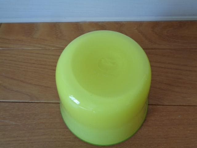 黒川登紀子さん　イエローのグラスとプレートのセット