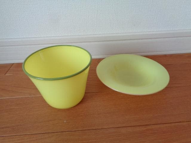 黒川登紀子さん　イエローのグラスとプレートのセット