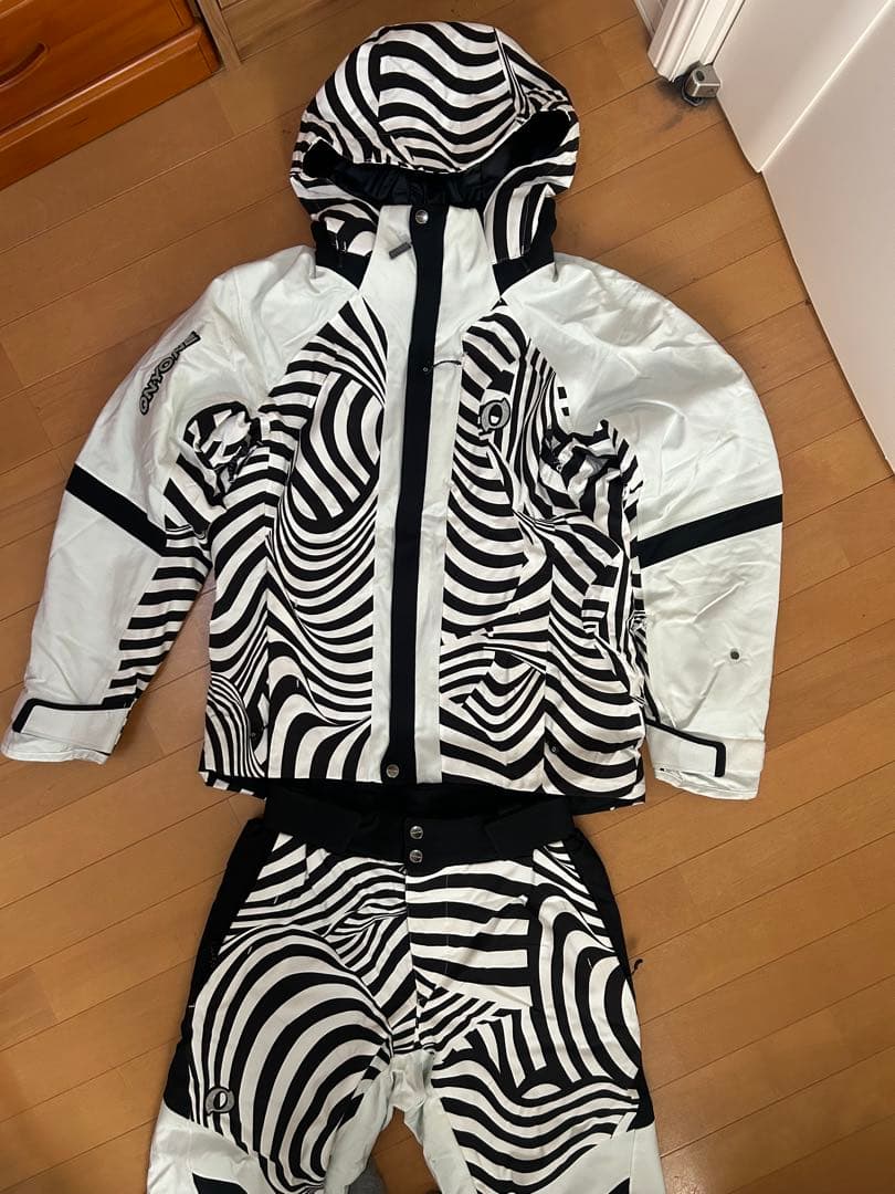 （希少）オンヨネ　スキーウェア 上下M サイズ　ゼブラ柄