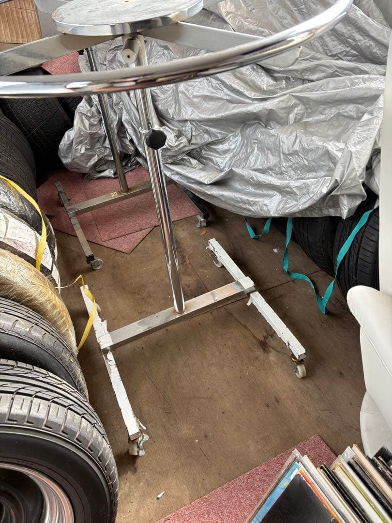 ステンレス製円形ハンガーラック２個、引き取り限定