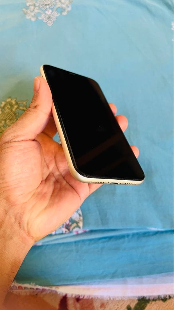 Apple iPhone 11 ホワイト 本体SIMロックなし